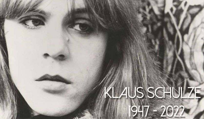 Foto von Klaus Schulze mit der Aufschrift "Klaus Schulze 1947-2022".