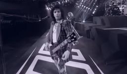 Screenshot von Alec John aus aus dem Bon Jovi-Video zu "Livin' On A Prayer".