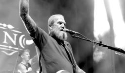 Monochromer Screenshot von Brent Hinds aus dem Jahr 2022 aus dem Video "Mastodon - Blood And Thunder (Live at Resurrection Fest EG 2022)".