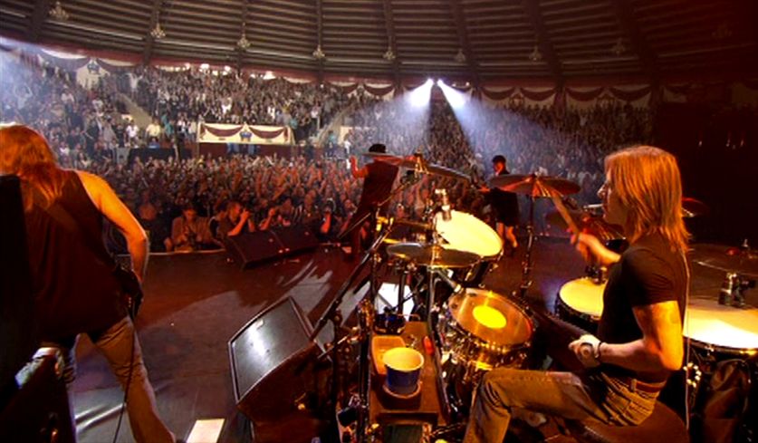 Screenshot vom AC/DC-Auftritt im Zirkus Krone 2003.