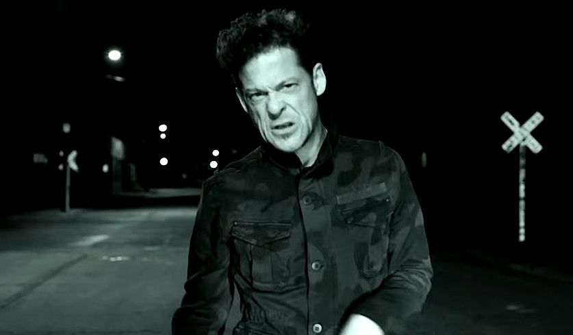 Screenshot von Jason Newsted aus dem Video "NEWSTED - ...As The Crow Flies OFFICIAL VIDEO".