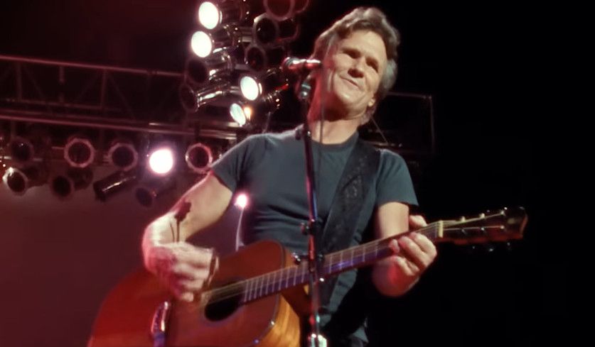 Screenshot von Kris Kristofferson aus dem Video "The Highwaymen - Me and Bobby McGee (American Outlaws: Live at Nassau Coliseum, 1990)".