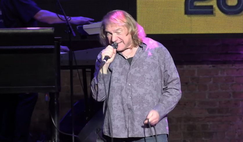 Screenshot von Lou Gramm aus dem Jahr 2023 aus dem Video "Lou Gramm All-Stars "I Want To Know To Know What Love Is" Live Saint Charles Illinois".