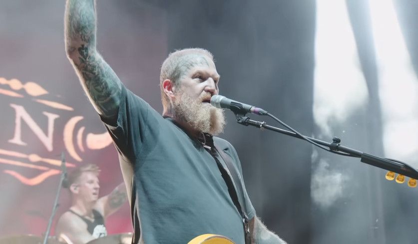 Screenshot von Brent Hinds aus dem Jahr 2022 aus dem Video "Mastodon - Blood And Thunder (Live at Resurrection Fest EG 2022)".