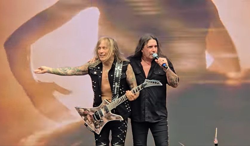 Screenshot von Savatage (Chris Caffery, Zak Stevens) aus dem Video "Savatage - Gutter Ballet - Monsters of Rock 2025"
