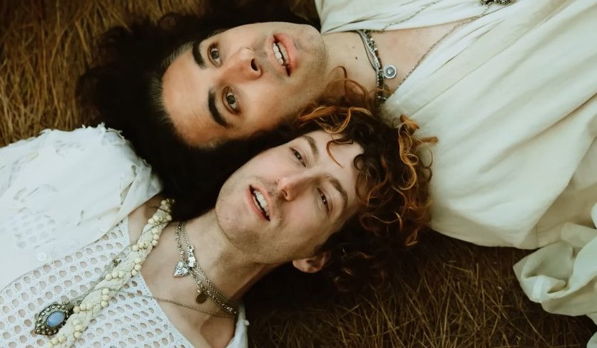 Screenshot von Evan Stanley und Nick Simmons aus dem Video "Stanley Simmons - Body Down (Official Video)".