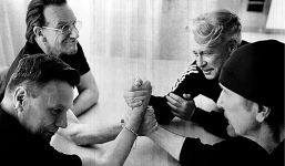 Bandfoto von U2 aus dem Jahr 2025 von Anton Corbijn (bereitgestellt von Peculiar).