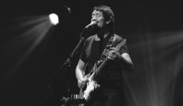 Monochromes Livefoto von Chris Rea aus dem Jahr 2006 (bereitgestellt von Journalistenlounge).