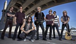 Foto von Foreigner mit K. Hansen. 