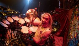 Livefoto von Nicko McBrain aus dem Jahr 2019.