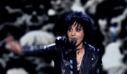 Screenshot aus dem Video " Joan Jett – "Bad Reputation" Live 2015 Hall of Fame Induction Concert HD".