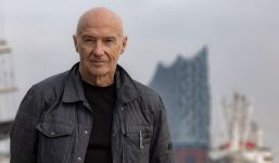Foto von Midge Ure aus dem Jahr 2026 von Todde Vision (bereitgestellt von V2 Promotion).