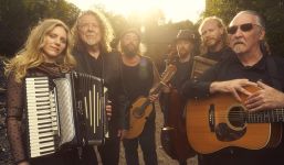 Bandfoto von Robert Plant & Saving Grace von Tom Oldham aus dem Jahr 2025 (bereitgestellt von Warner Music).