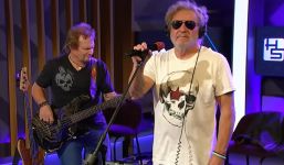 Screenshot von Sammy Hagar und Michael Anthony aus dem Jahr 2023 aus dem Video "Sammy Hagar “Right Now” Live on the Stern Show".