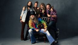 Bandfoto von Arjen Lucassen's Supersonic Revolution aus dem Jahr 2023 von Lori Linstruth (bereitgestellt von Mascot).