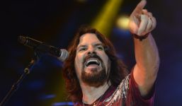 Livefoto von Tommy DeCarlo aus dem Jahr 2022 von Kamal Asar (bereitgestellt von Frontiers Records).