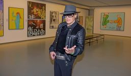 Foto von Udo Lindenberg in der Ludwiggalerie aus dem Jahr 2025 von Tine Acke (bereitgestellt von der Stadt Oberhausen).