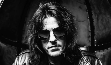 Foto von Rachel Bolan aus dem Jahr 2026 von Anabel Dflux (bereitgestellt von EarMusic).